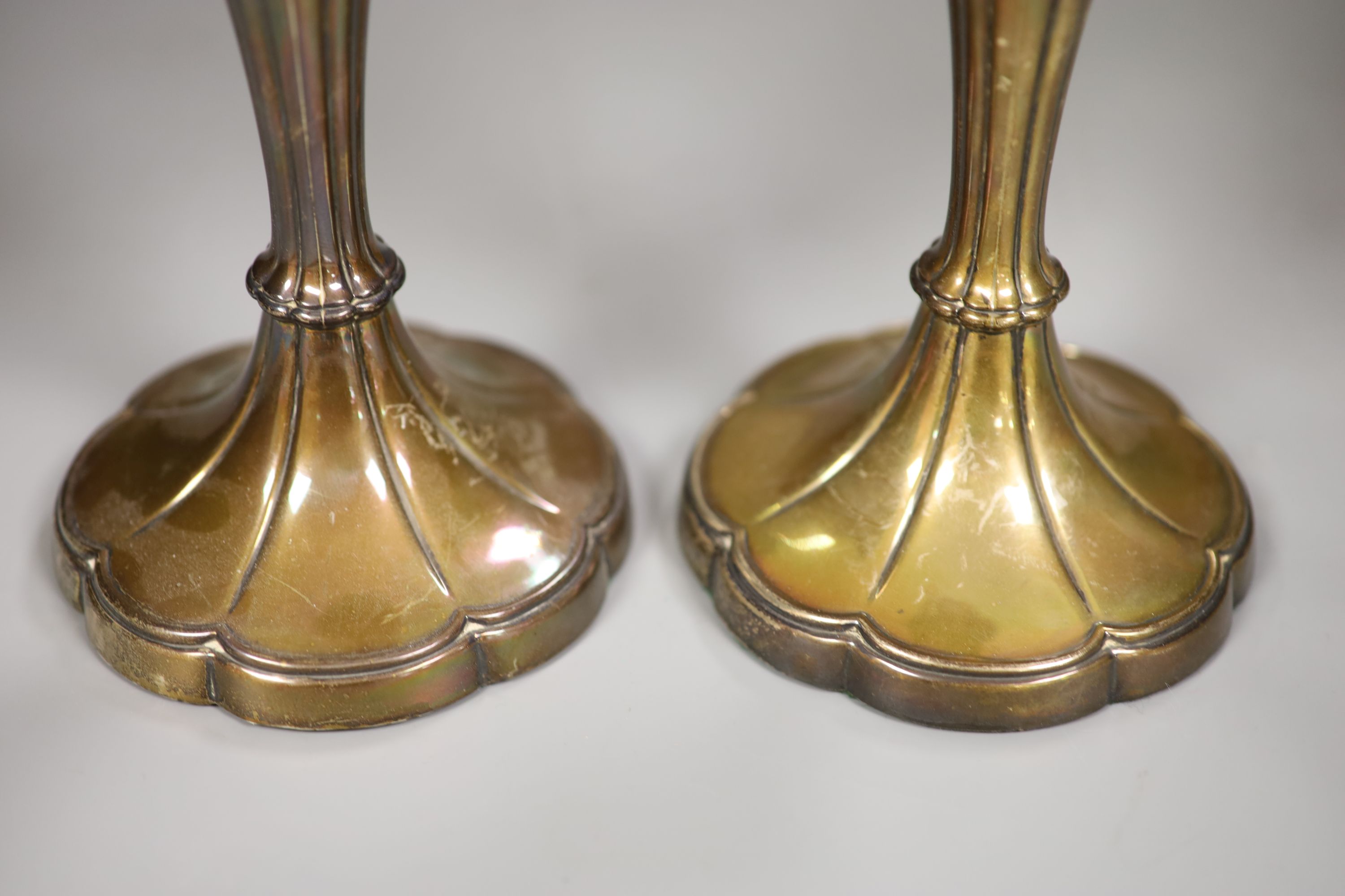 A pair of Edwardian silver candlesticks, Robert Pringle & Sons, Sheffield 1906, height 21.5cm, weighted.